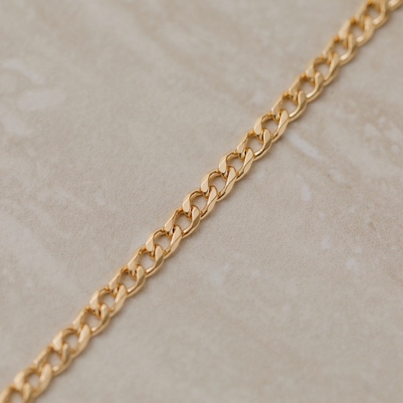 Tribeca Curb Bracelet | 18k Gold Filled - Picture 3 of 10